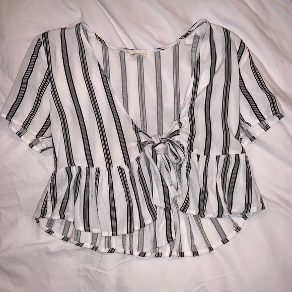 PacSun Tops - Cropped flowy tie shirt